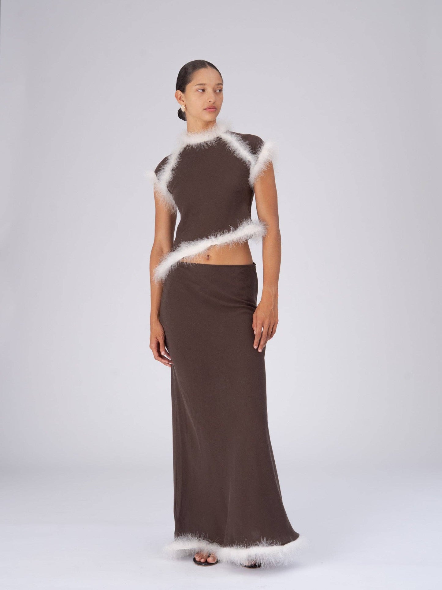 Top asimmetrico con piume marrone