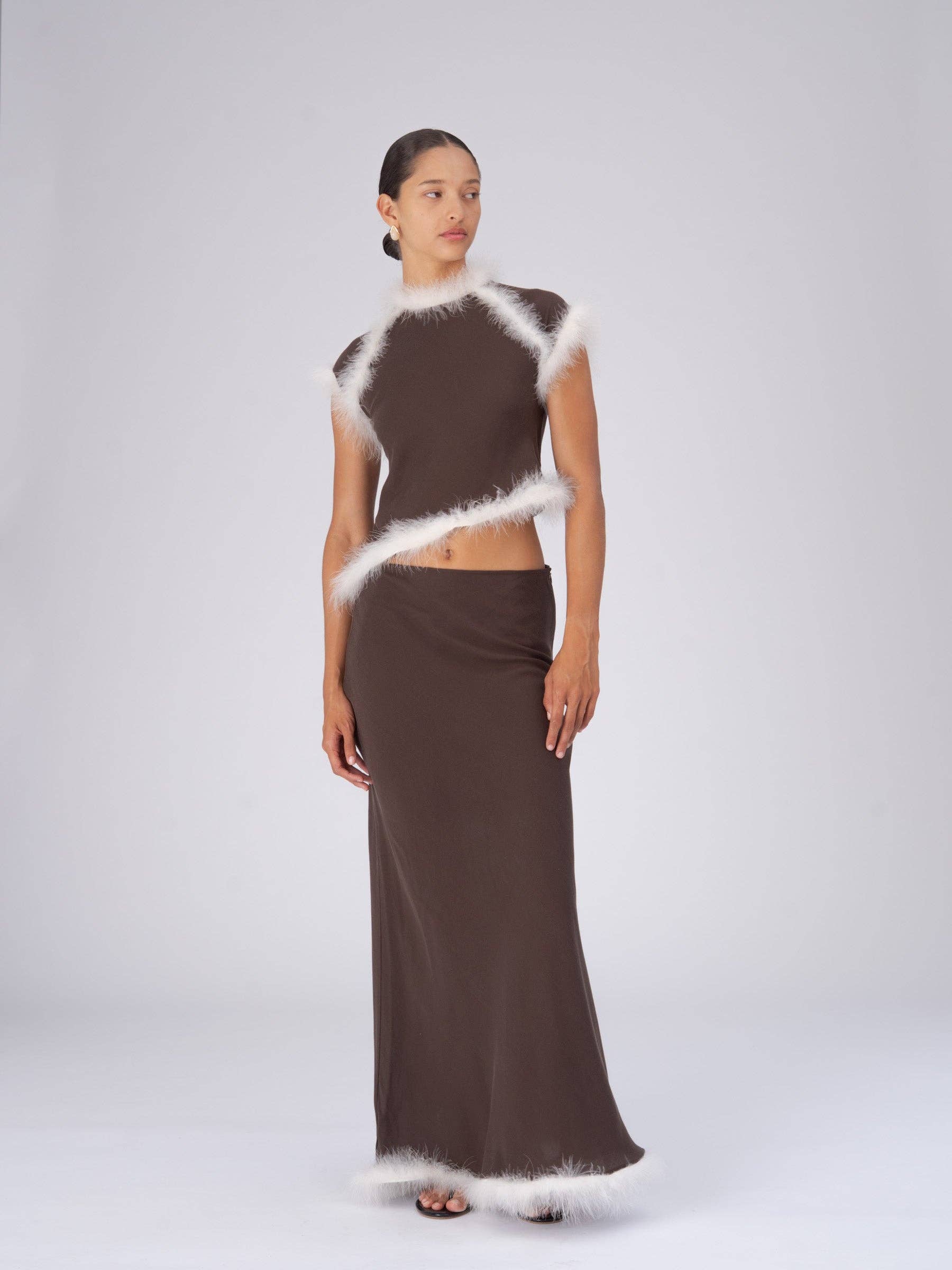 Top asimmetrico con piume marrone