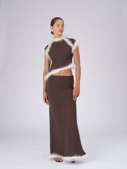 Top asimmetrico con piume marrone