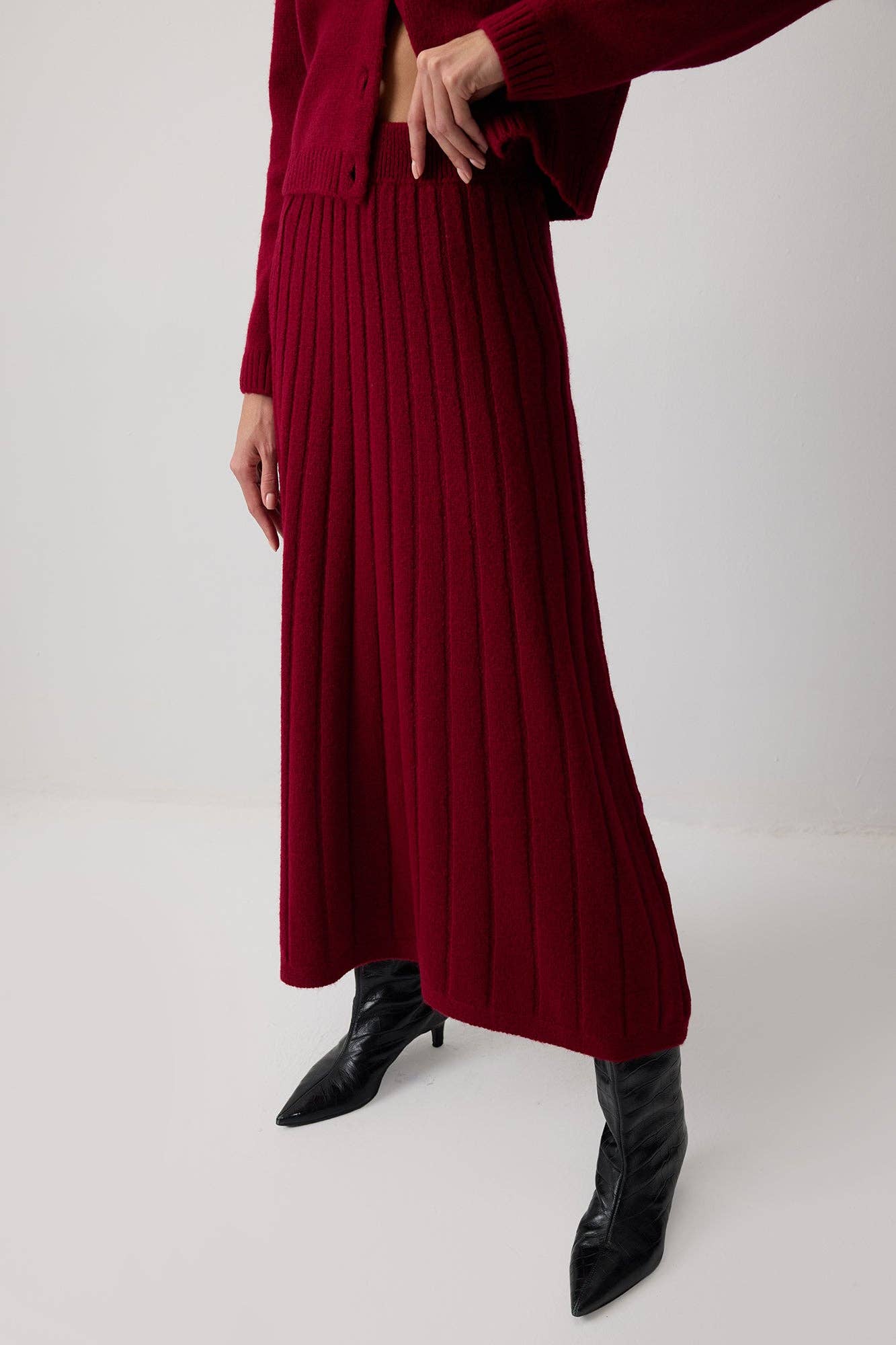 Completo in maglia con cardigan e gonna plissé