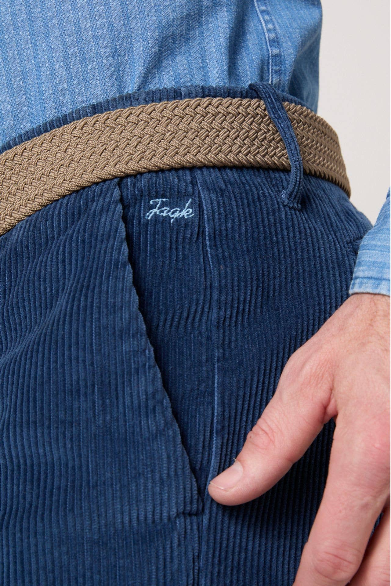 Pantaloni Sundy in velluto a coste blu celeste