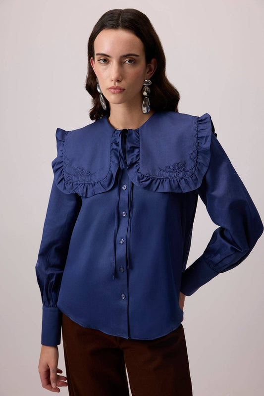 Camicia blu navy con maxi colletto alla marinara arricciato