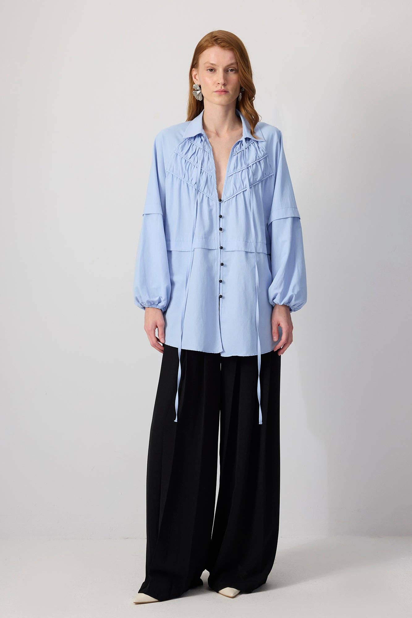 Camicia in popeline con arricciature e cuciture a contrasto