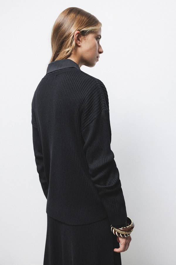 Maglione a coste con scollo a V