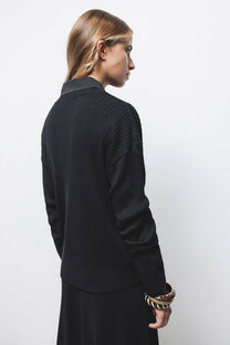 Maglione a coste con scollo a V