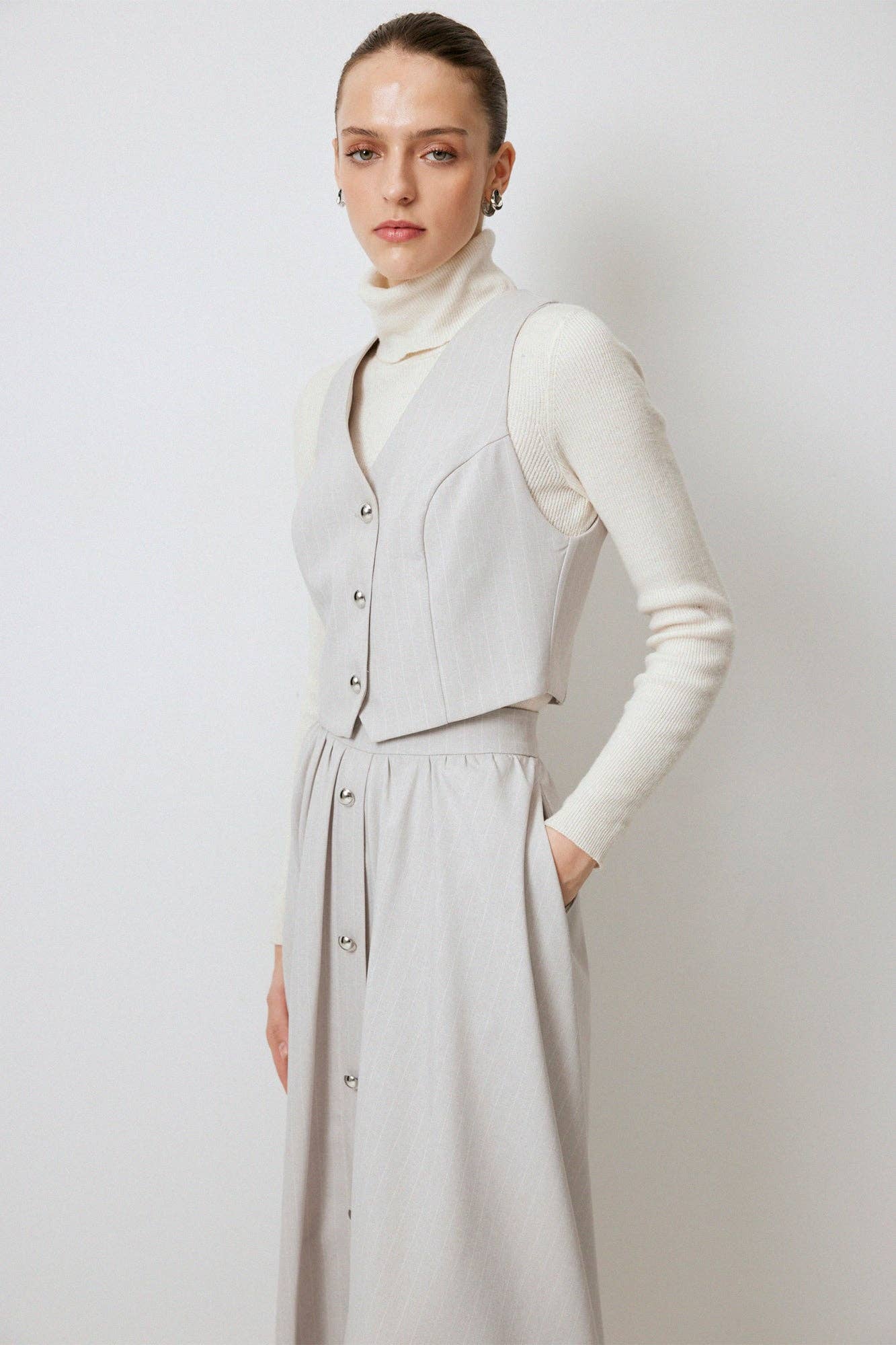 Completo gilet e gonna midi gessata