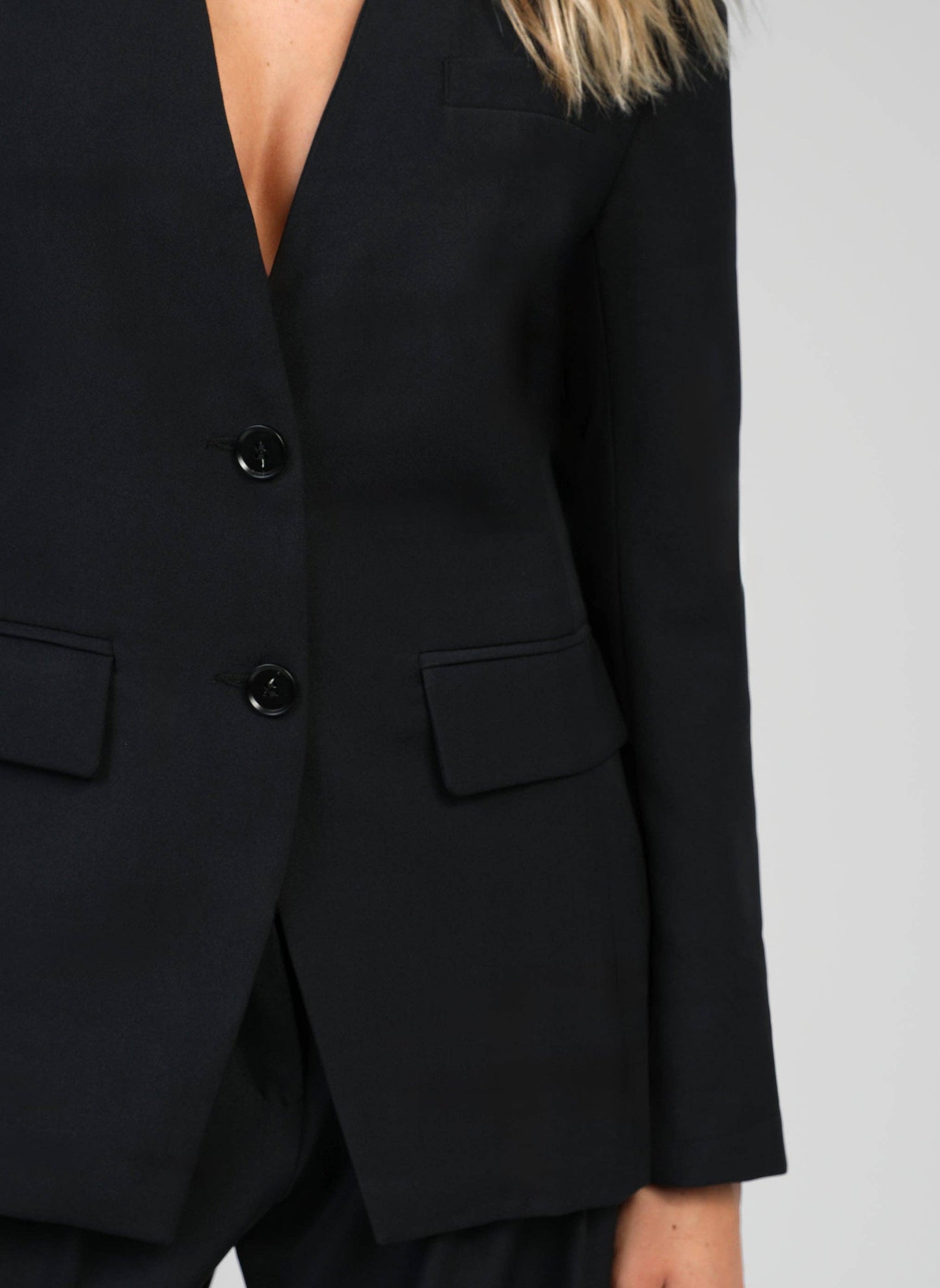 Blazer nero aderente con scollo a V