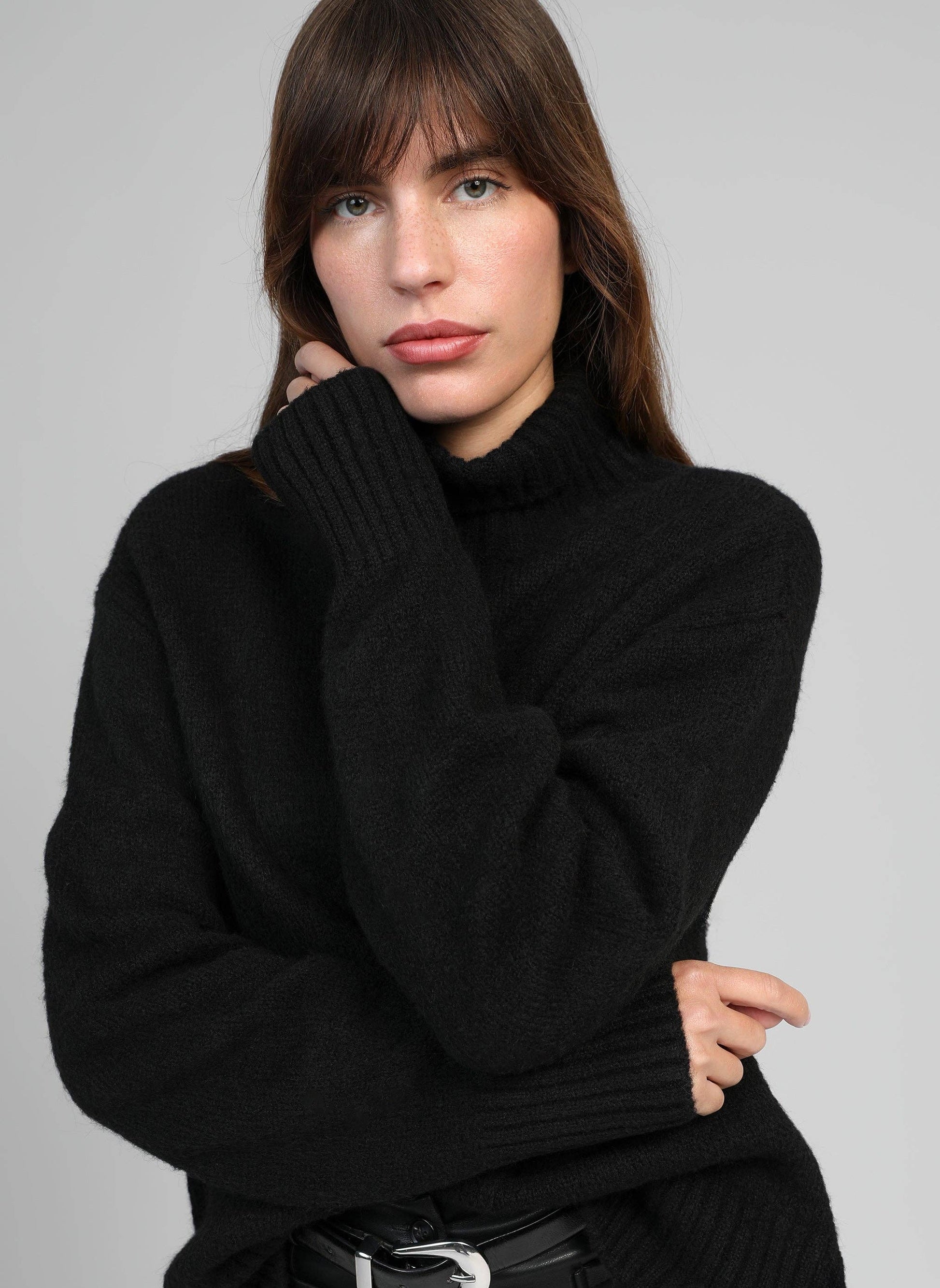 Maglione dolcevita nero morbido