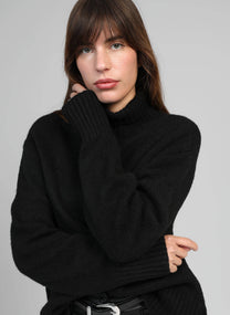 Maglione dolcevita nero morbido