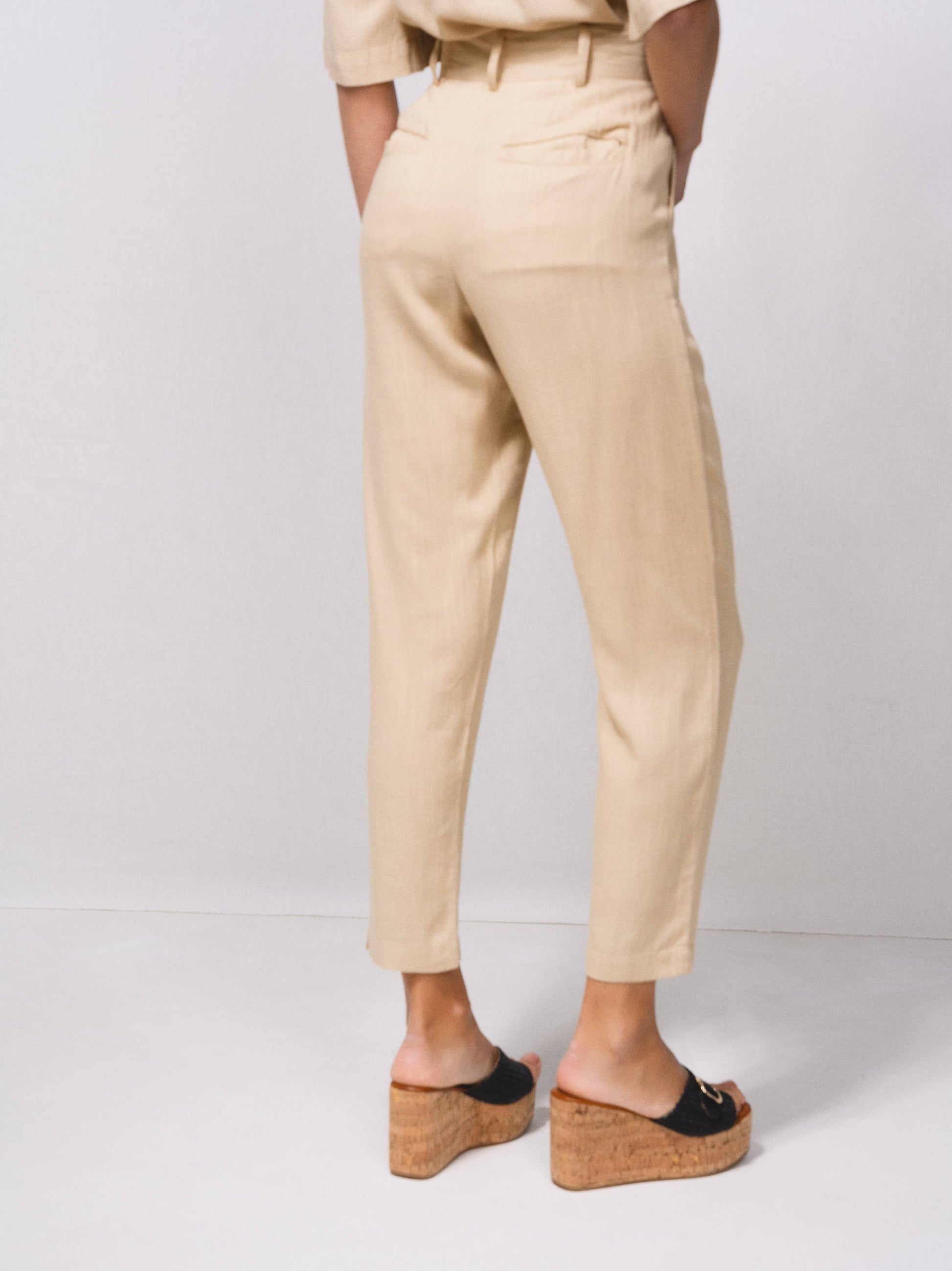Pantaloni a vita alta in misto lino con pinces