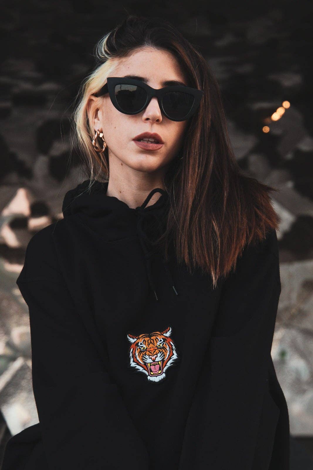 Felpa nera oversize unisex con ricamo tigre