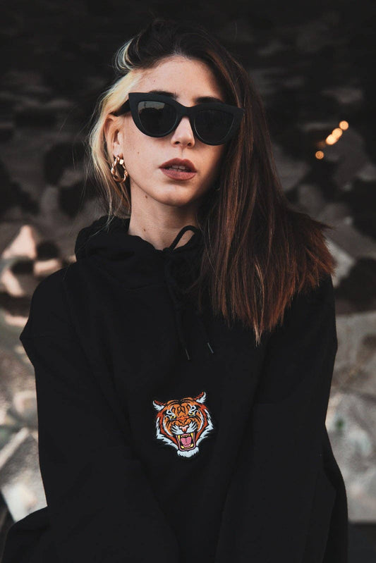 Felpa nera oversize unisex con ricamo tigre