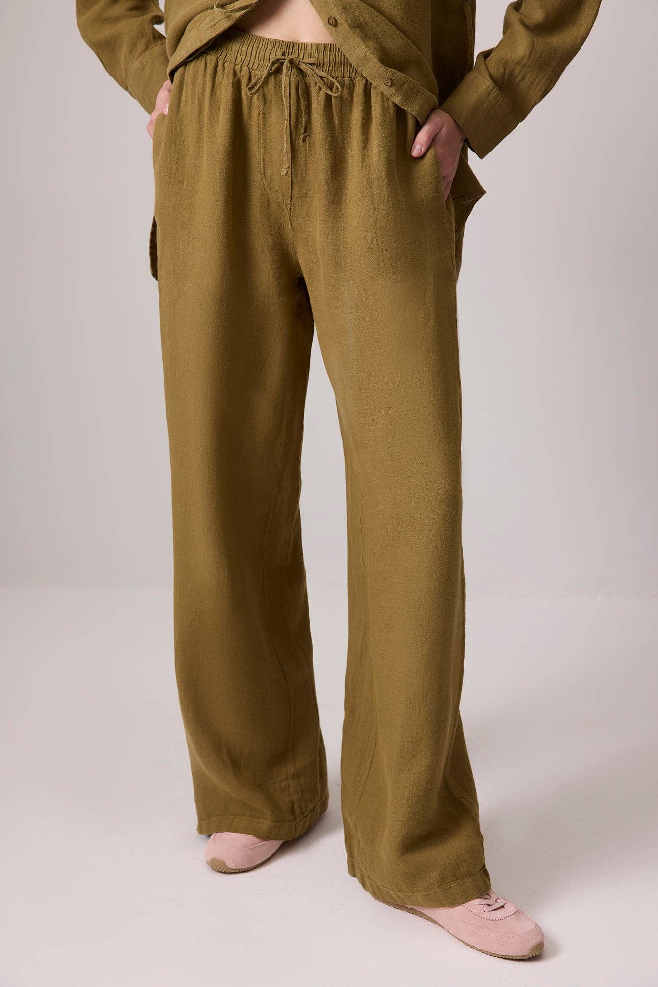 Completo in lino con camicia annodata e pantaloni a gamba larga