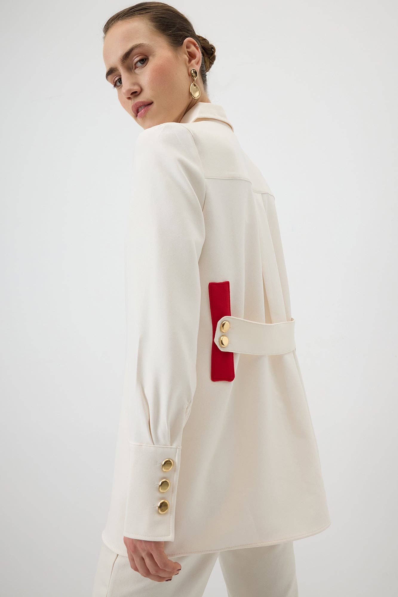 Camicia in crêpe con polsini ampi