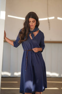 Abito midi in lino blu con scollo a V
