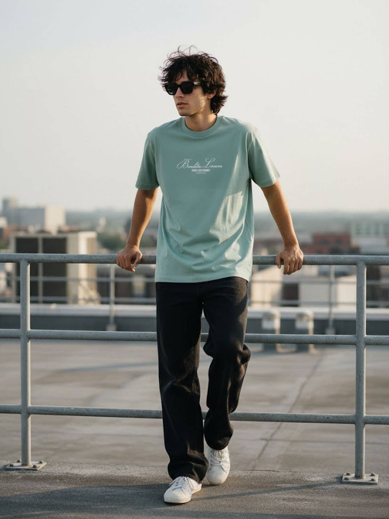T-shirt Bendita Locura con ricamo bianco verde