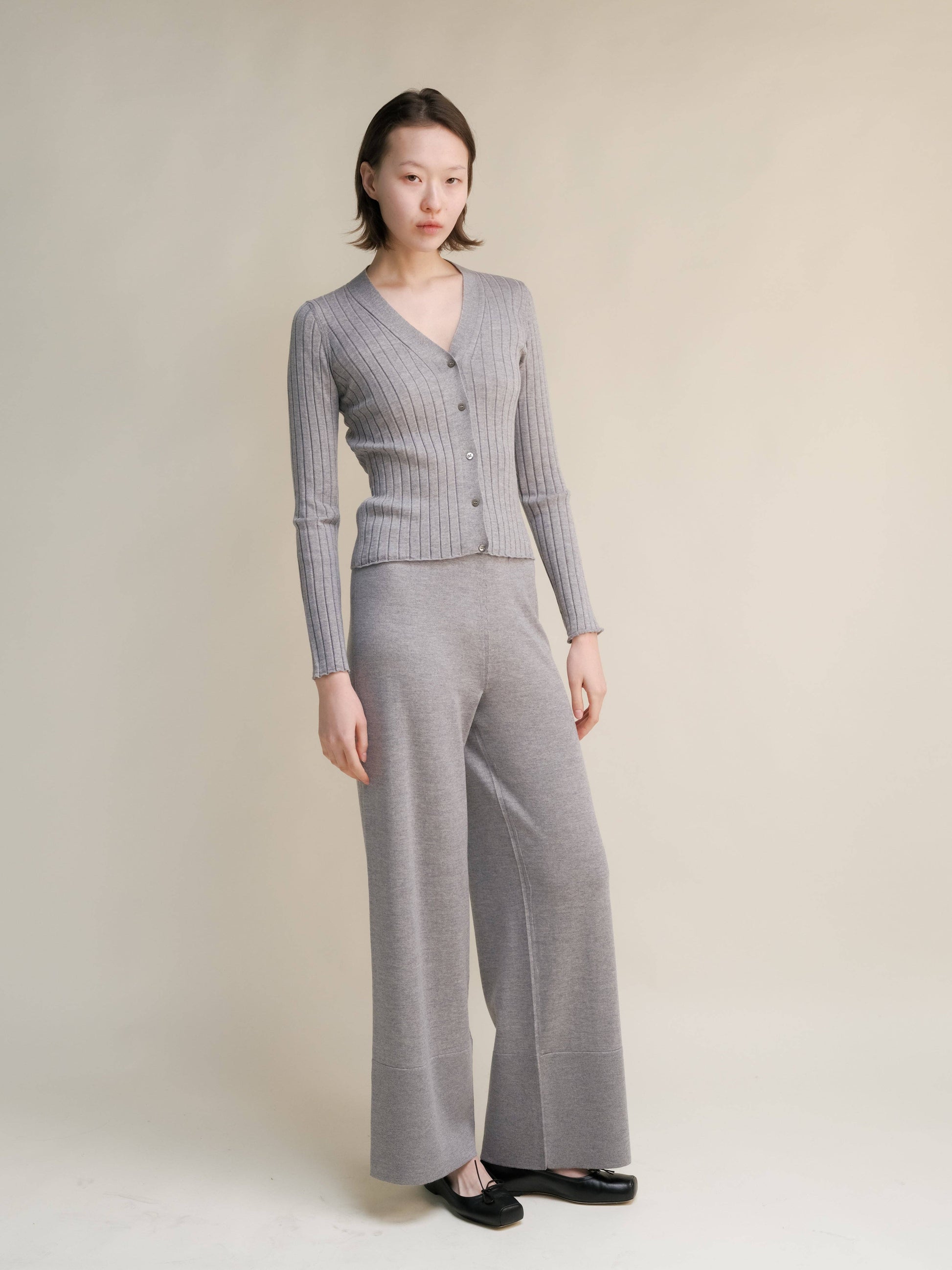Cardigan scollo a V in lana merino extrafine