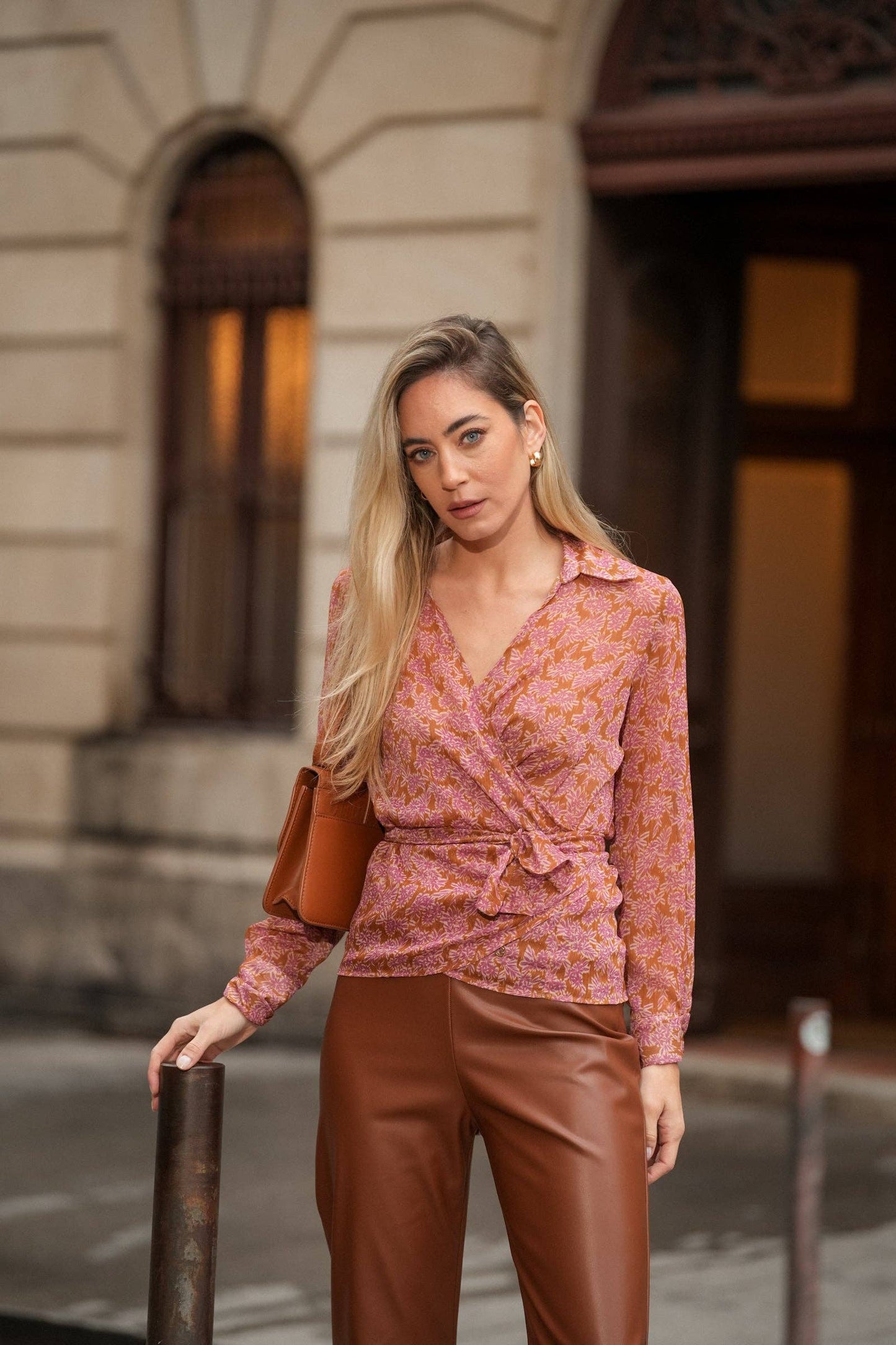 Blusa incrociata floreale in viscosa