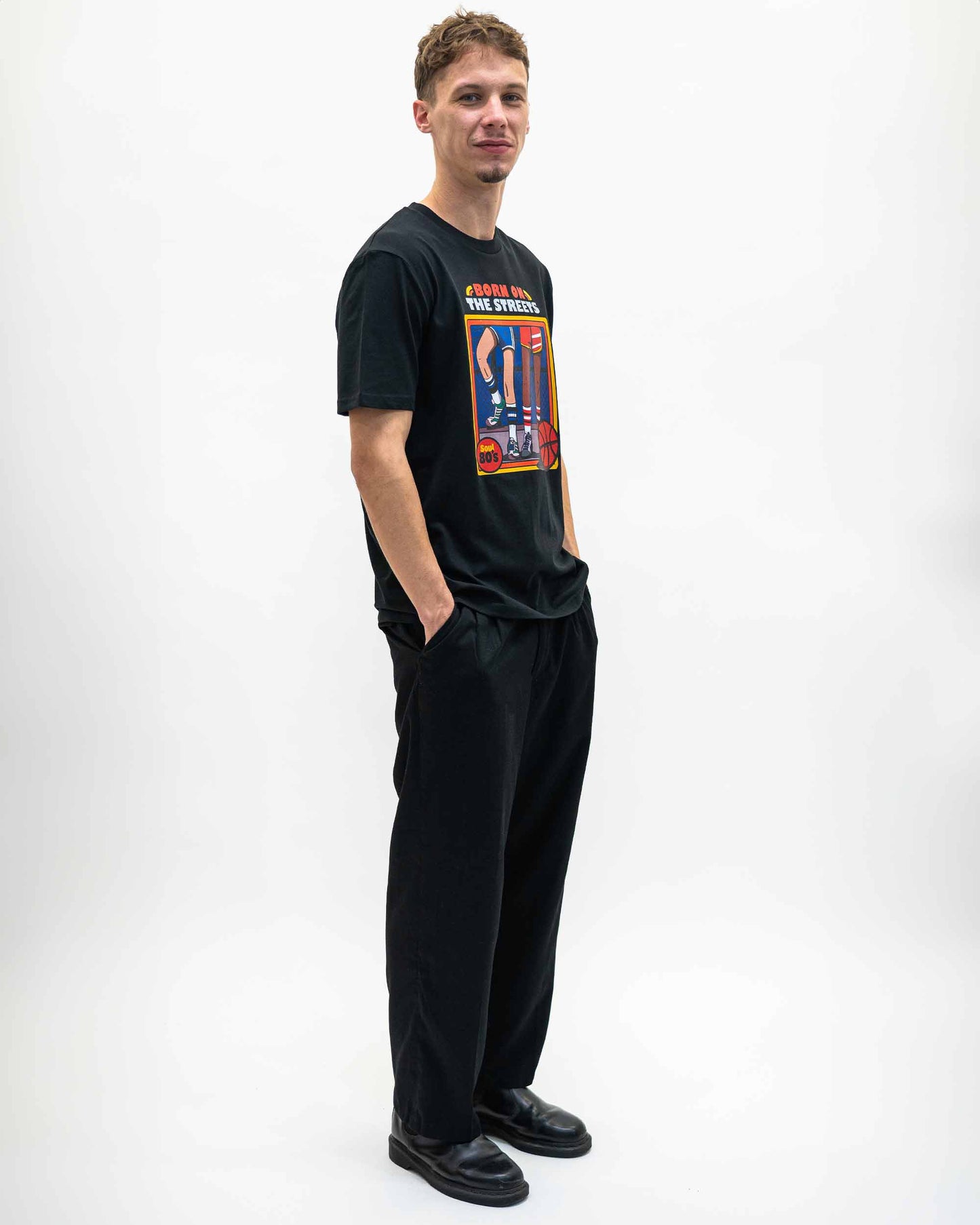 T-shirt unisex in cotone biologico con stampa basket “Born on the Streets”
