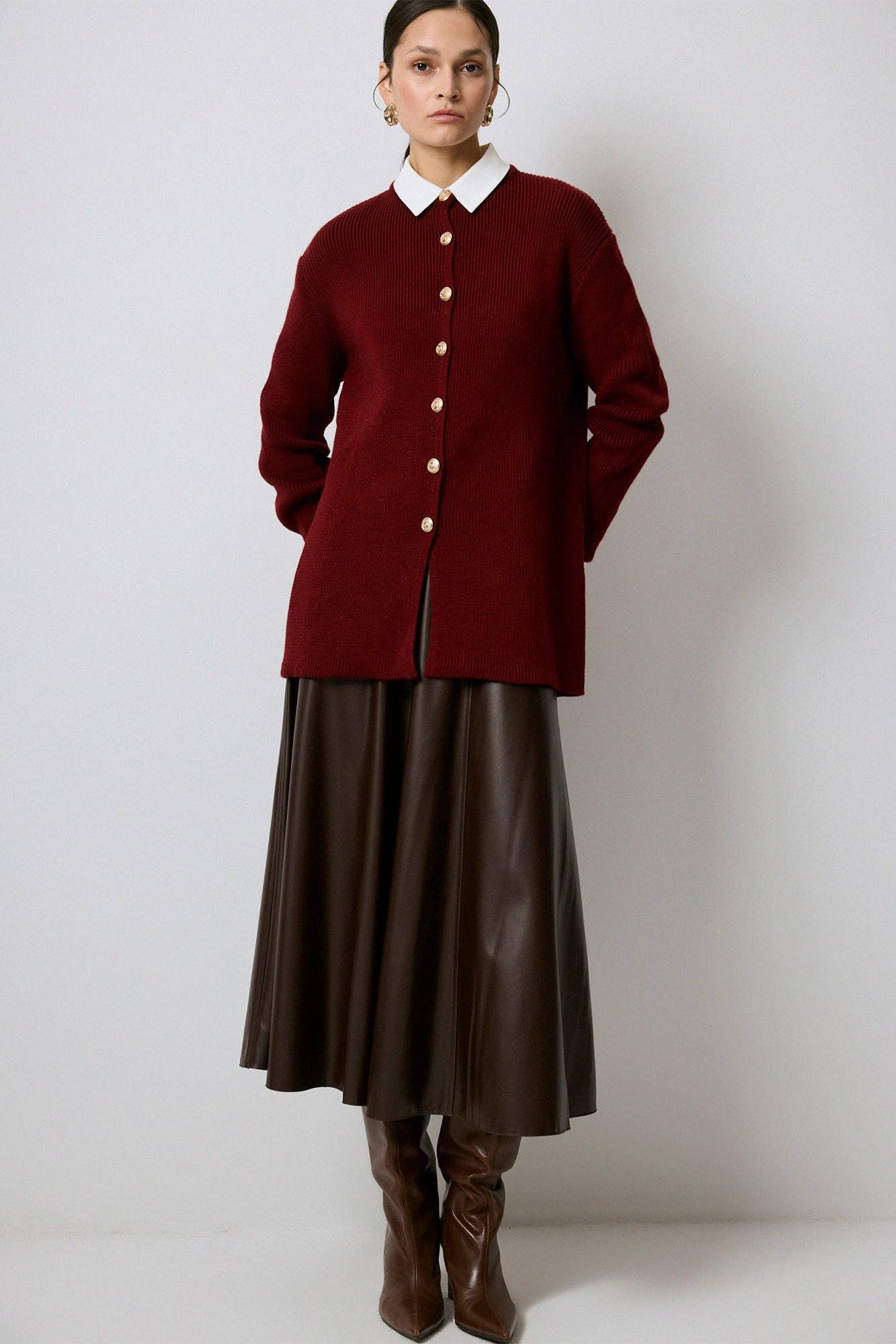 Cardigan lungo bordeaux con bottoni dorati