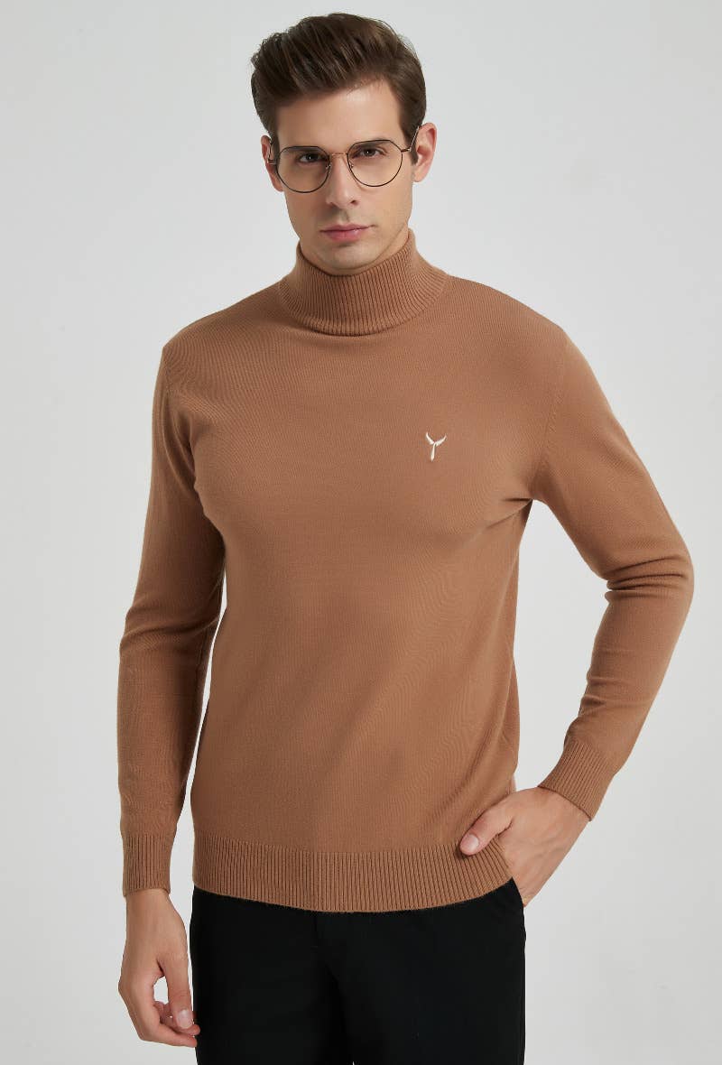 Maglione cammello da uomo con collo a imbuto e logo