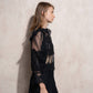 Blusa in pizzo trasparente con collo alto e maniche lunghe