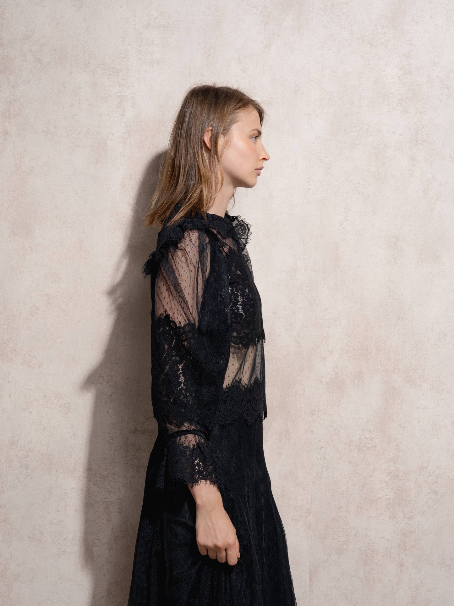 Blusa in pizzo trasparente con collo alto e maniche lunghe