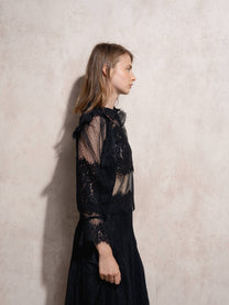 Blusa in pizzo trasparente con collo alto e maniche lunghe