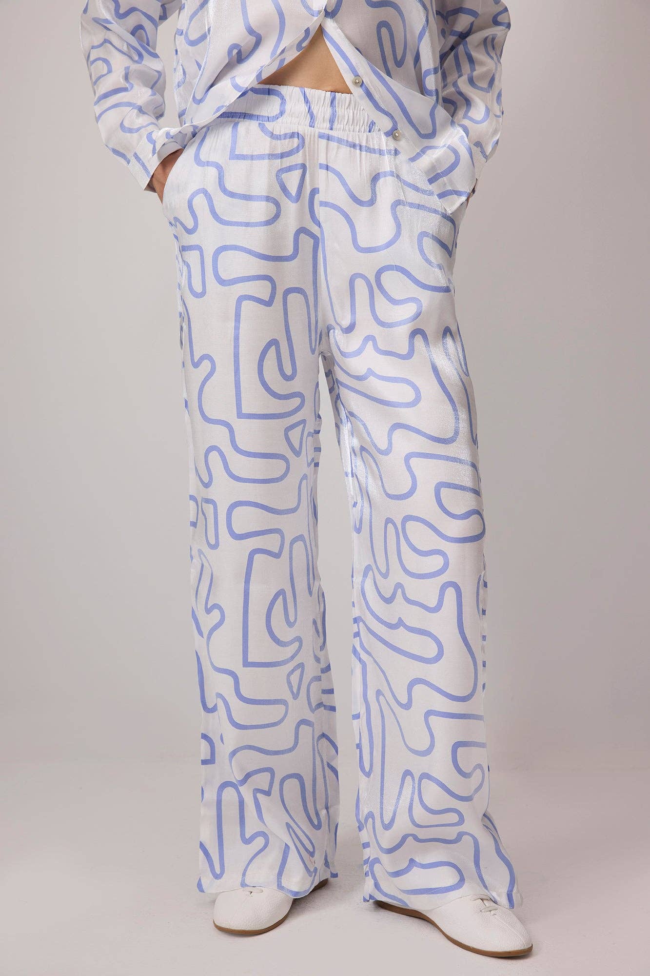 Set camicia e pantaloni in viscosa con stampa astratta