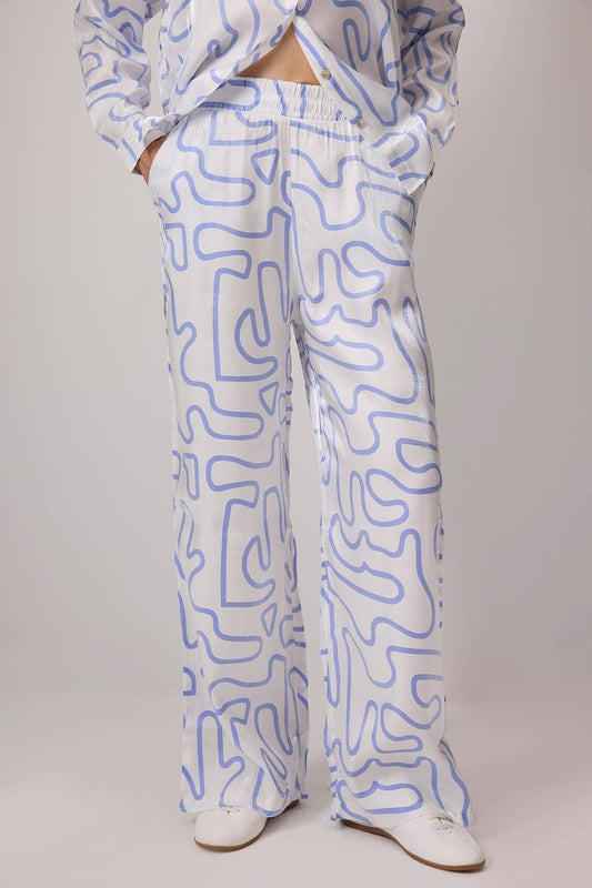 Set camicia e pantaloni in viscosa con stampa astratta