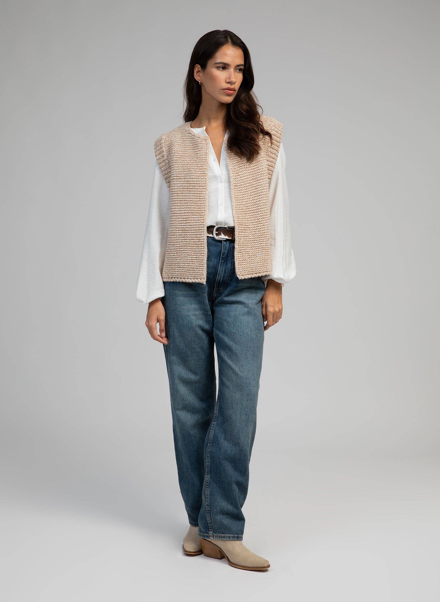 Cardigan smanicato in maglia beige