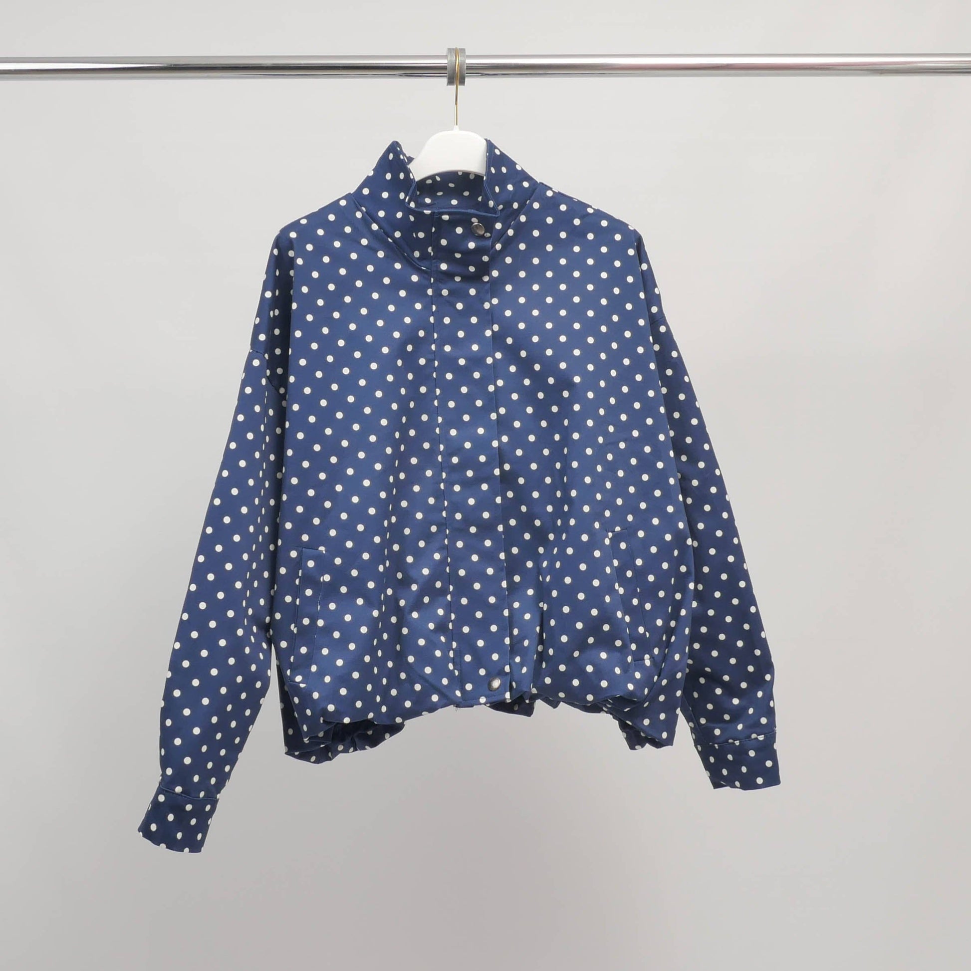 Giacca oversize a pois con collo alto in cotone elasticizzato