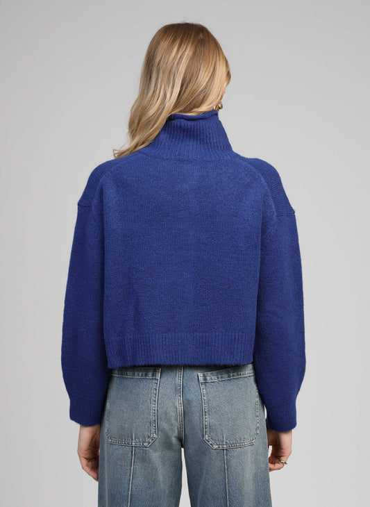 Cardigan cropped blu oltremare a collo alto