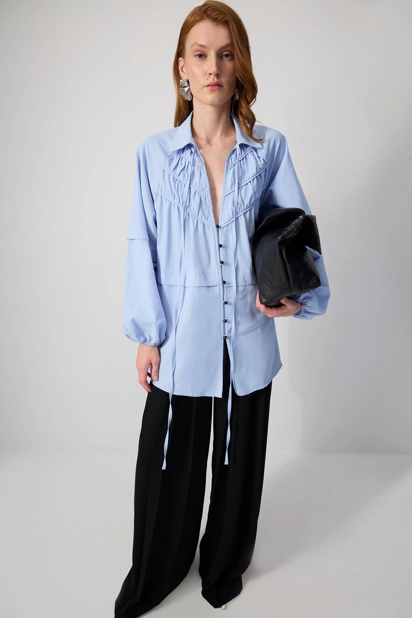 Camicia in popeline con arricciature e cuciture a contrasto