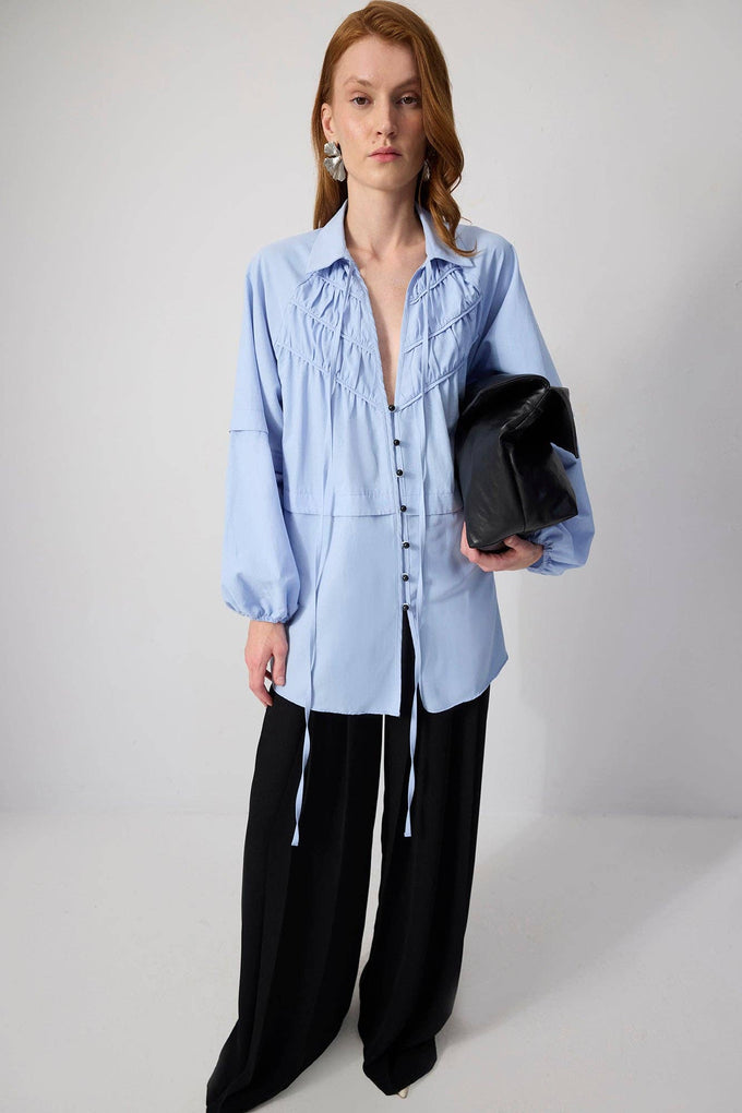 Camicia in popeline con arricciature e cuciture a contrasto