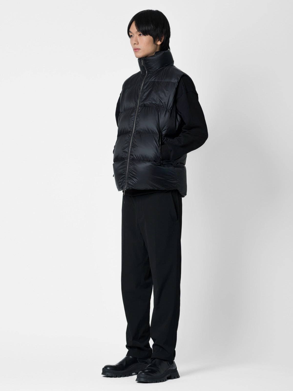 Gilet piumino nero con zip e piuma riciclata