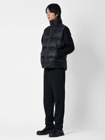 Gilet piumino nero con zip e piuma riciclata