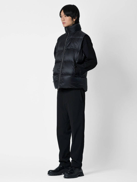 Gilet piumino nero con zip e piuma riciclata