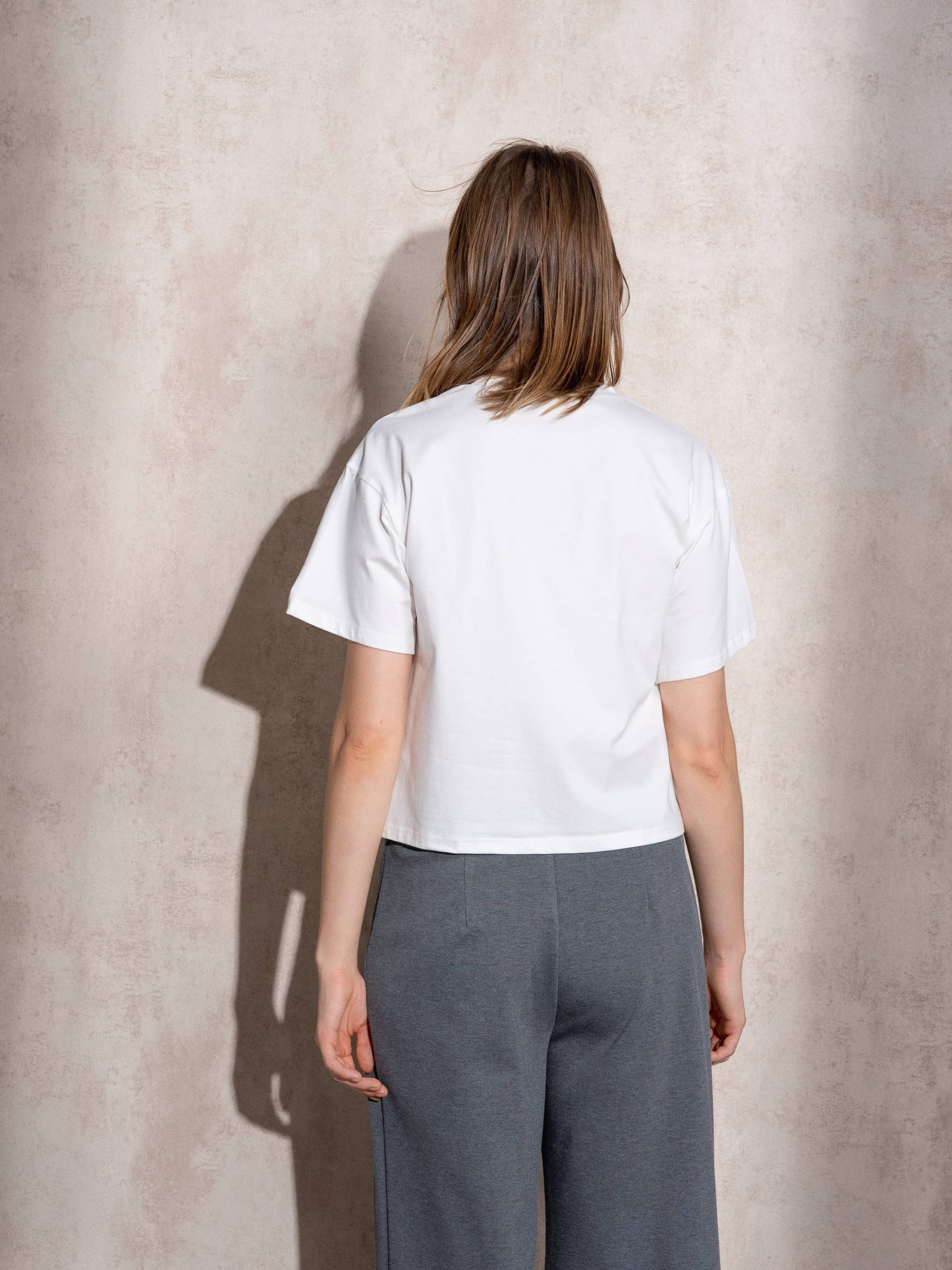 T-shirt bianca con applicazione lucida