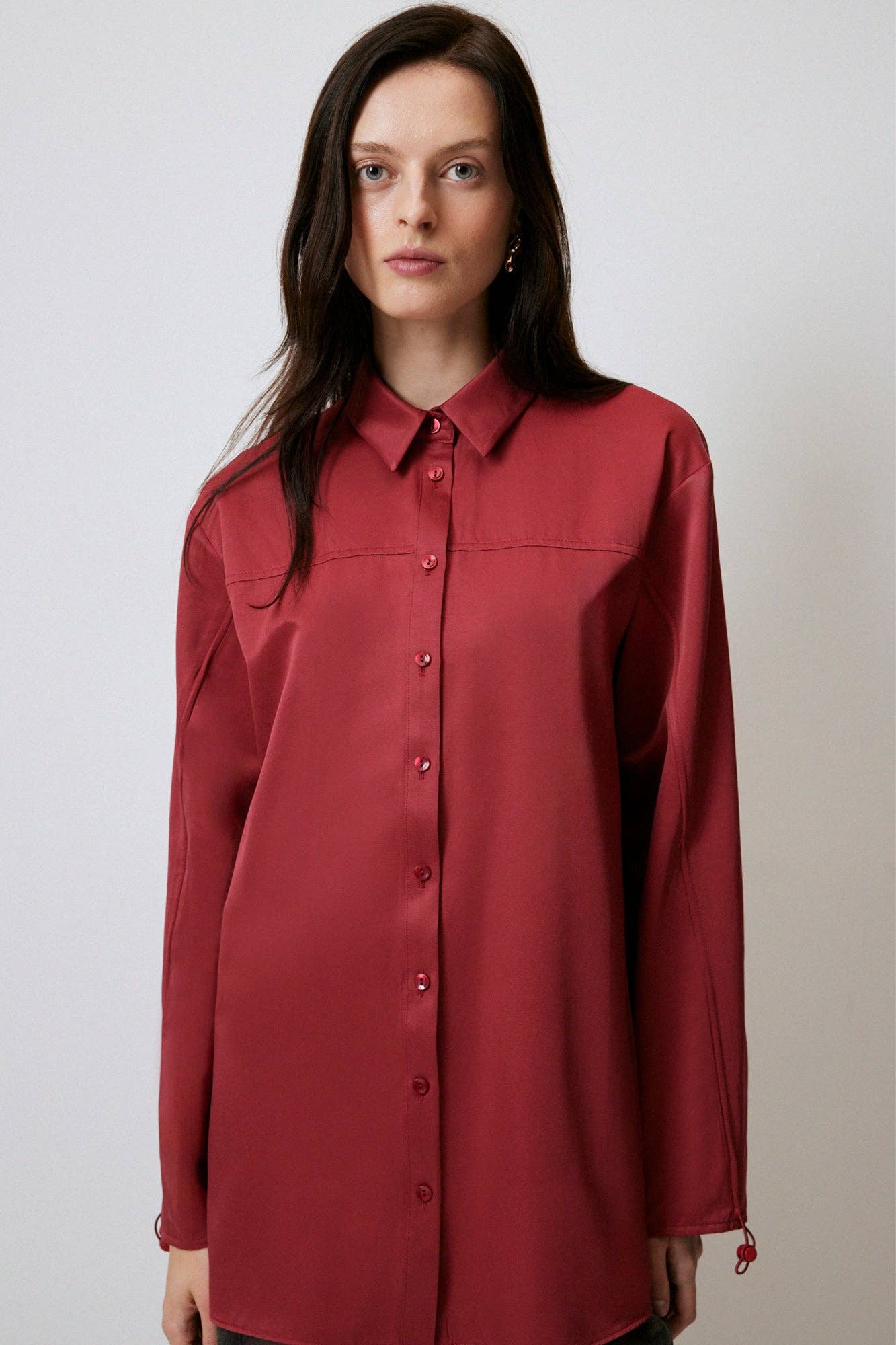 Camicia satinata Bordeaux con maniche arricciate