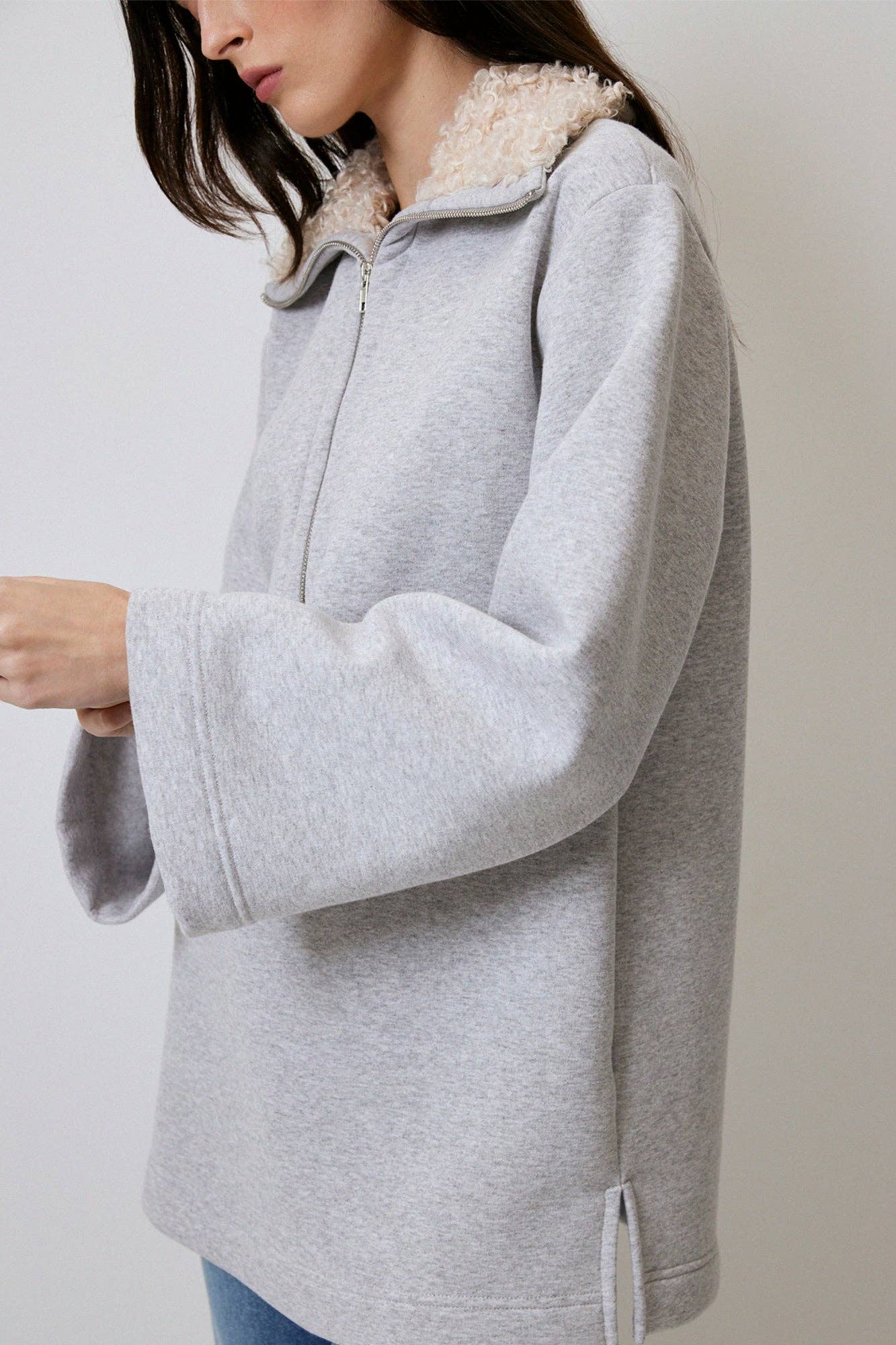 Felpa oversize con collo in ecopelliccia e mezza zip in cotone