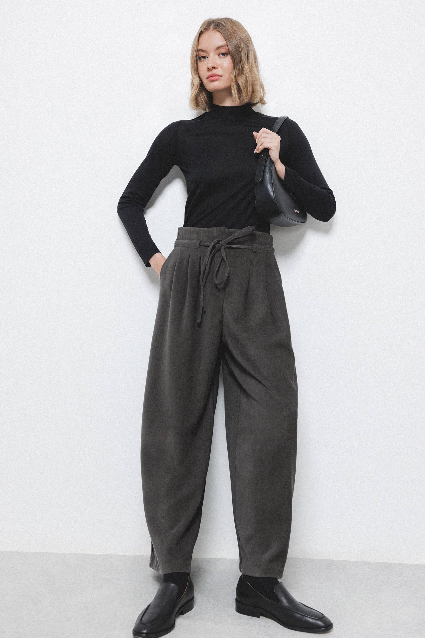 Pantaloni palazzo a pieghe in velluto con vita alta