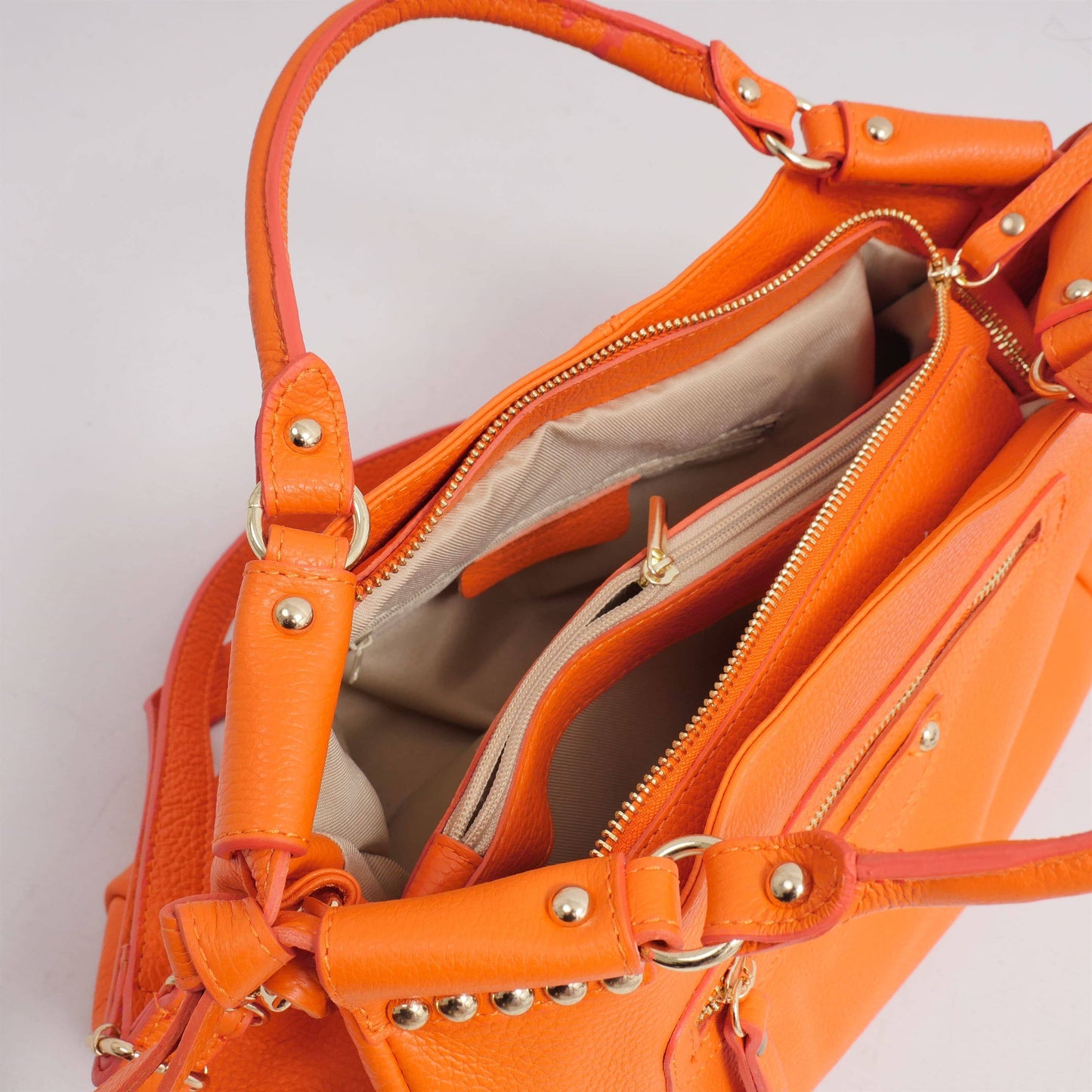 Borsa a mano in pelle con tracolla e tasca zip