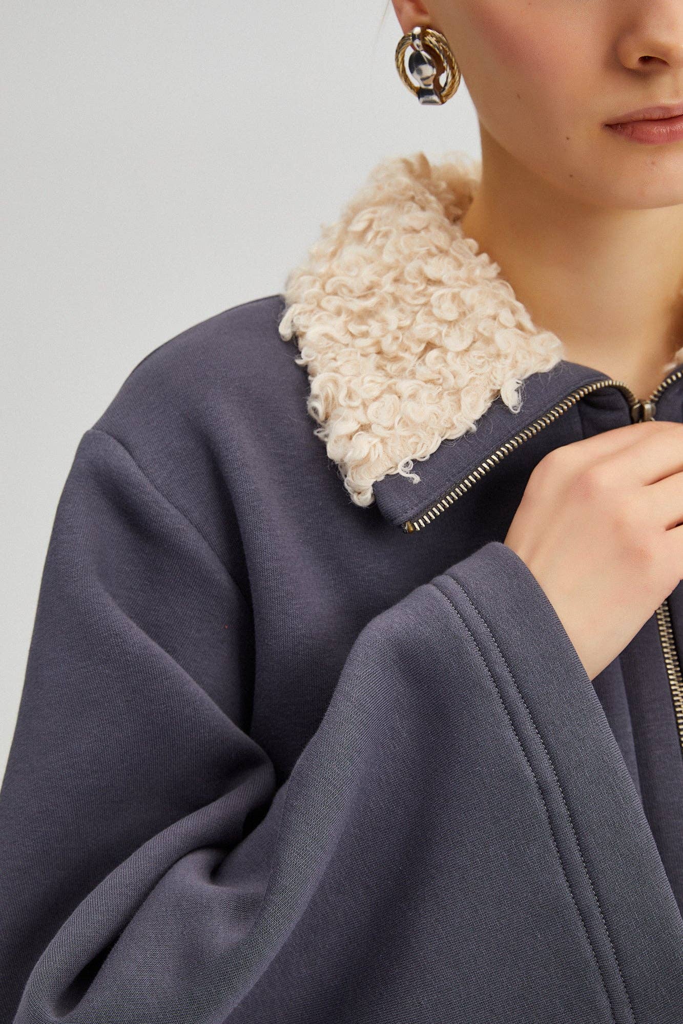 Felpa oversize con collo in pelliccia sintetica e mezza zip