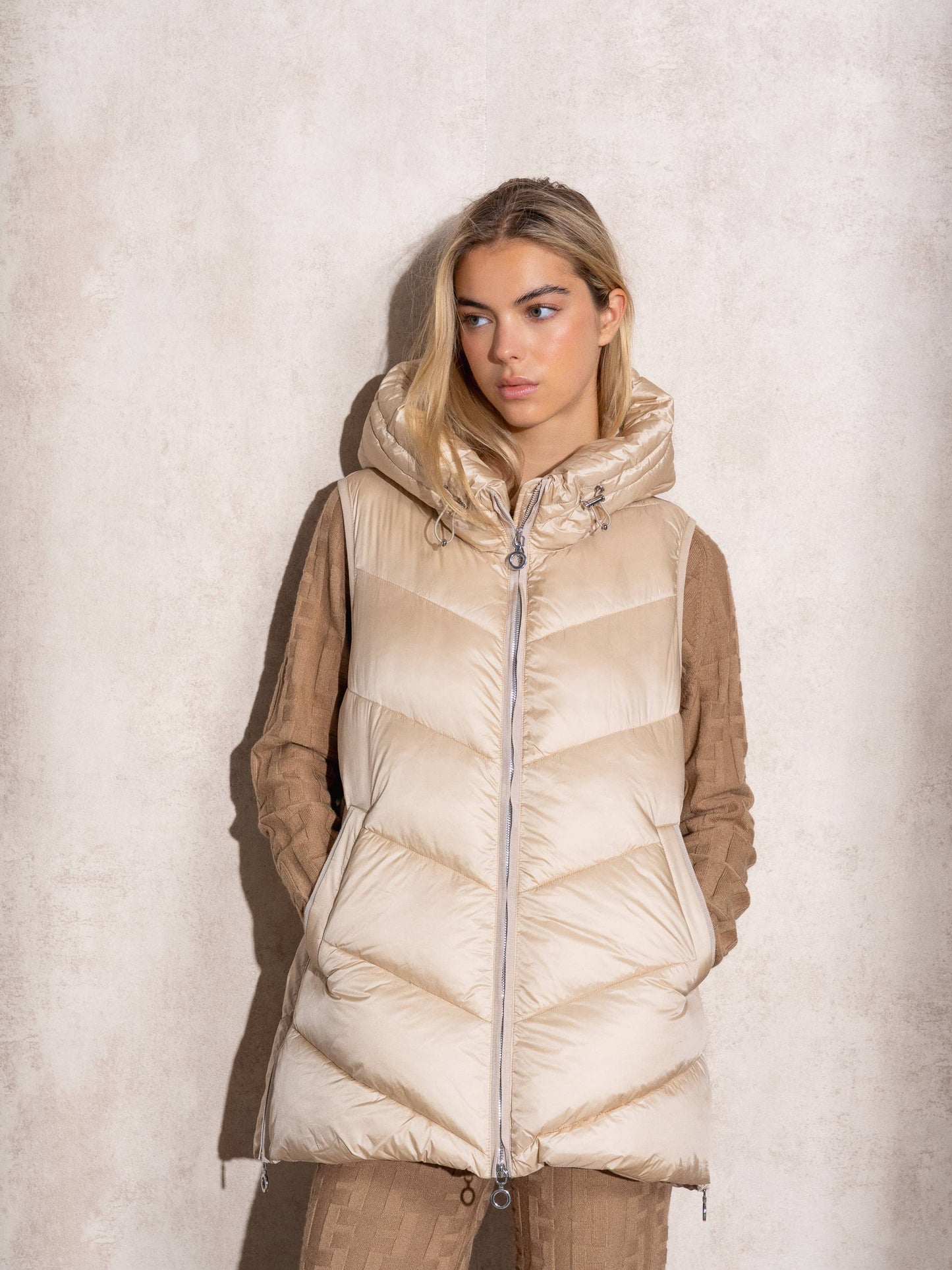 Gilet imbottito lungo con cappuccio da donna