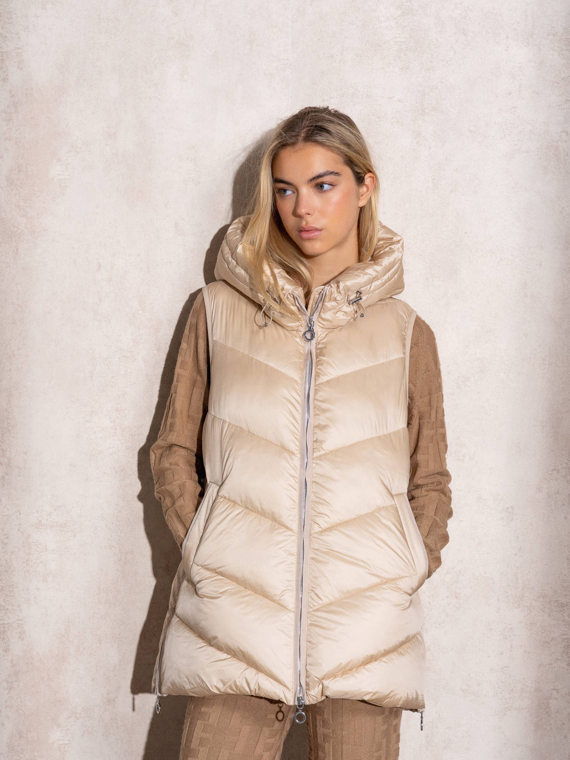 Gilet imbottito lungo con cappuccio da donna