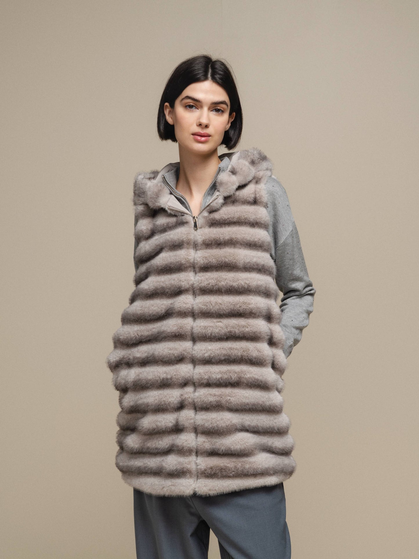 Gilet con cappuccio in ecopelliccia a righe