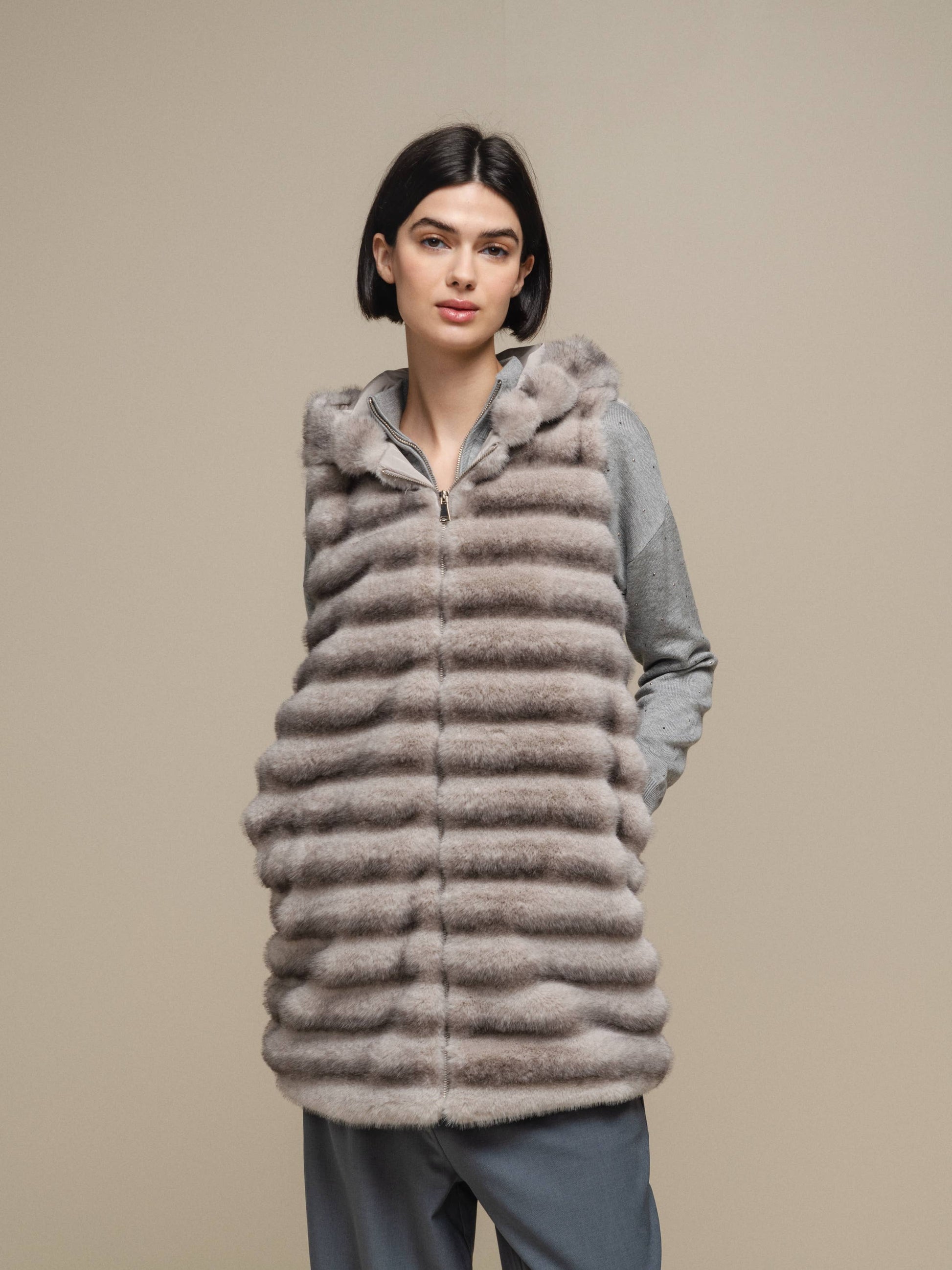 Gilet con cappuccio in ecopelliccia a righe