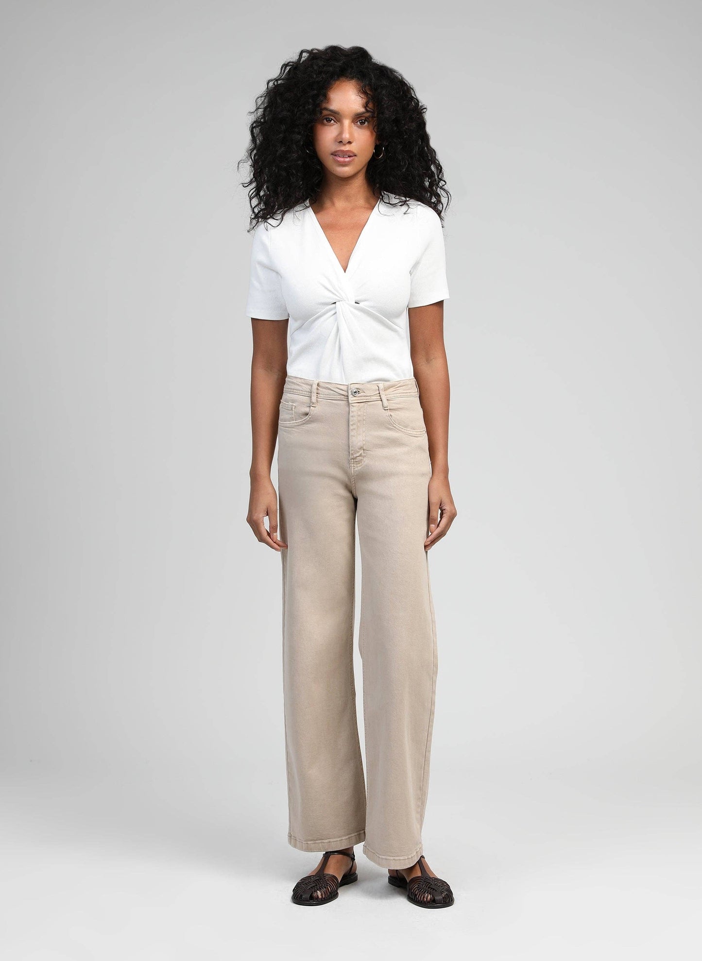 Jeans beige a vita alta a gamba dritta
