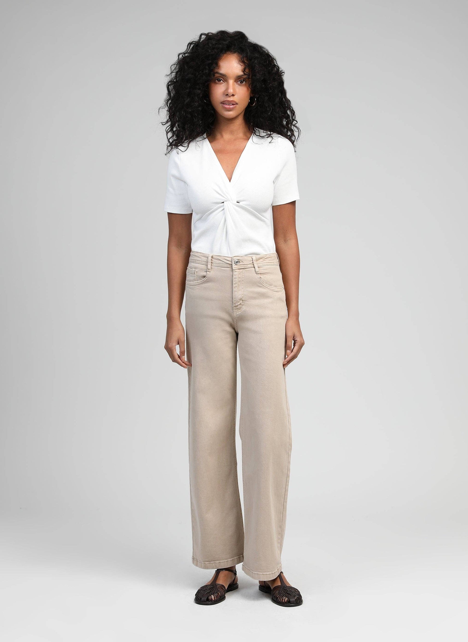 Jeans beige a vita alta a gamba dritta
